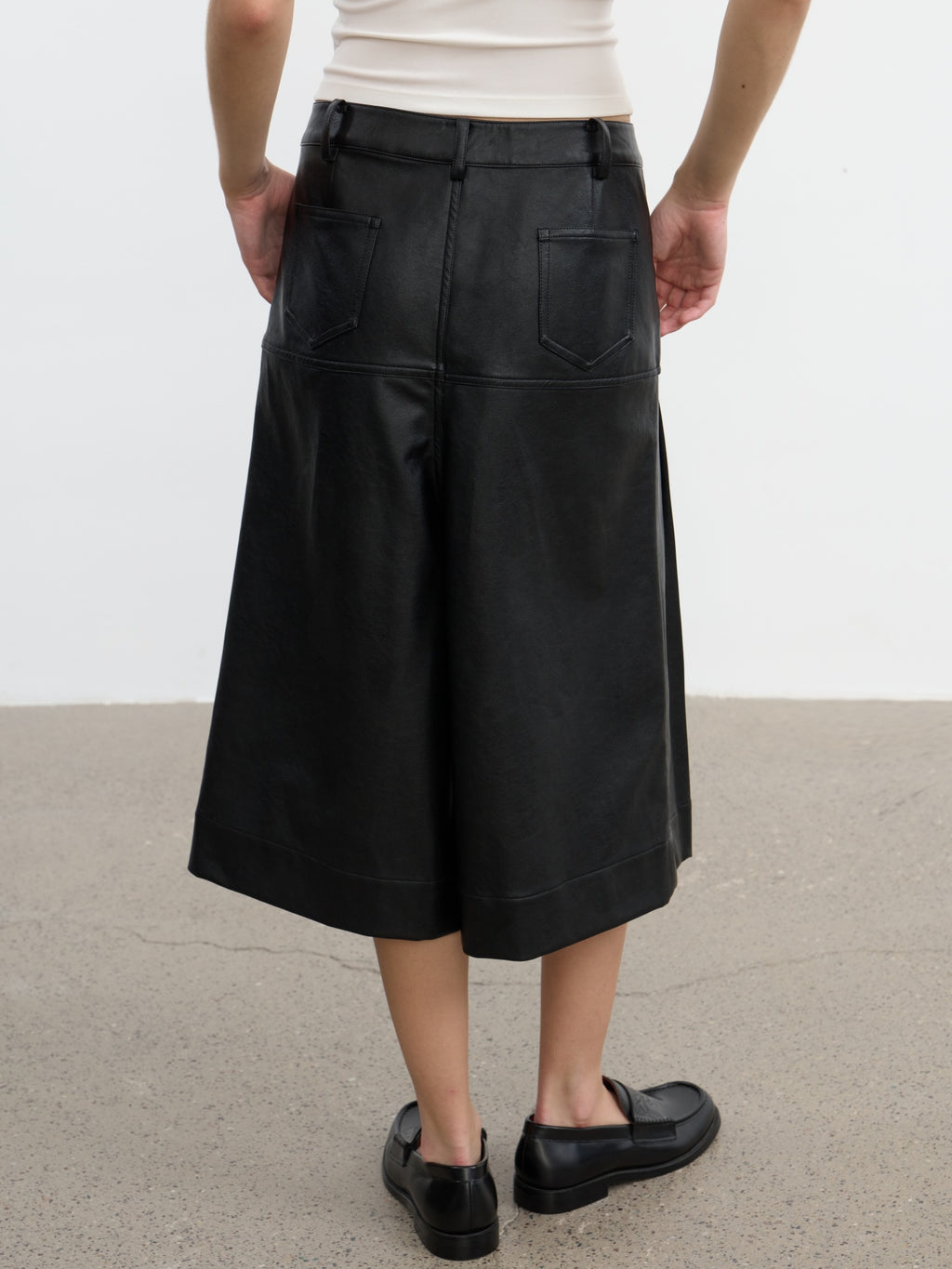 JCAESAR WOMEN Saddle‑pleated body‑hugging leather pants