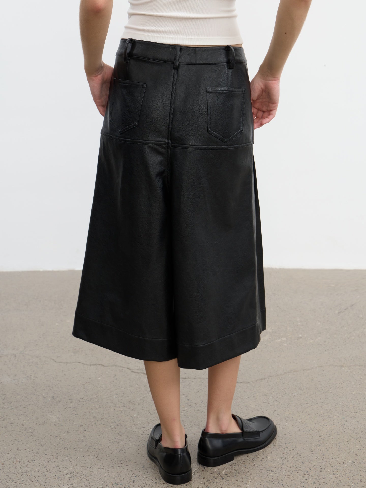 JCAESAR WOMEN Saddle‑pleated body‑hugging leather pants