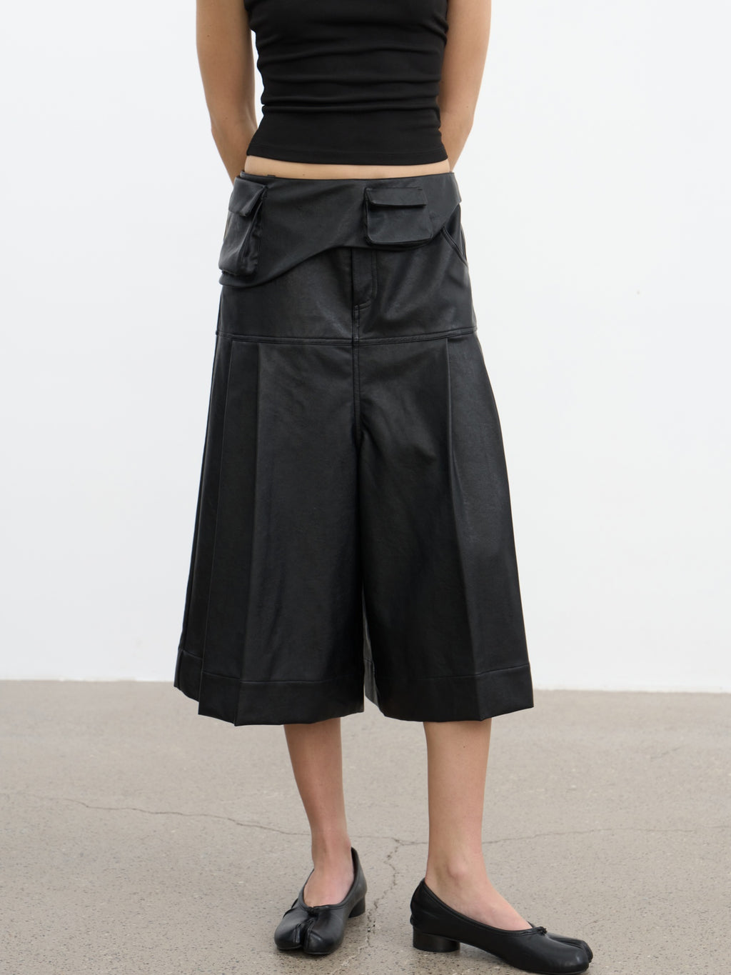 JCAESAR WOMEN Saddle‑pleated body‑hugging leather pants