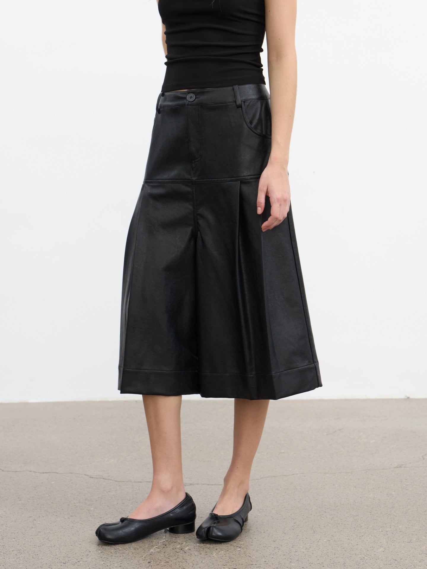 JCAESAR WOMEN Saddle‑pleated body‑hugging leather pants