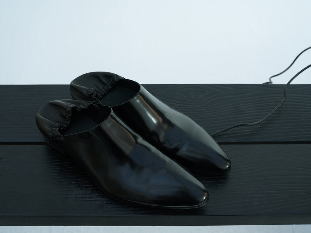 JCAESAR Split‑edge cowhide pointed‑toe black mirror mules