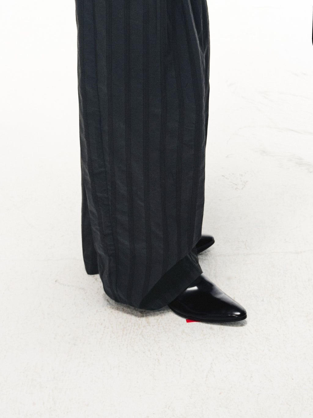 JCAESAR Split‑edge cowhide pointed‑toe black mirror mules