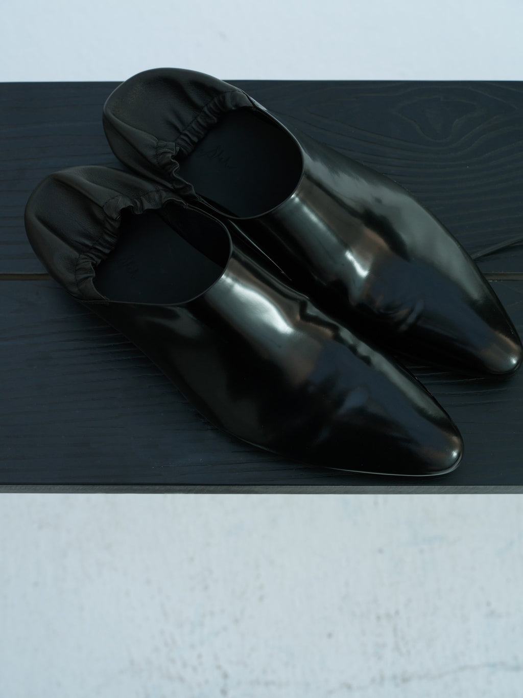 JCAESAR Split‑edge cowhide pointed‑toe black mirror mules