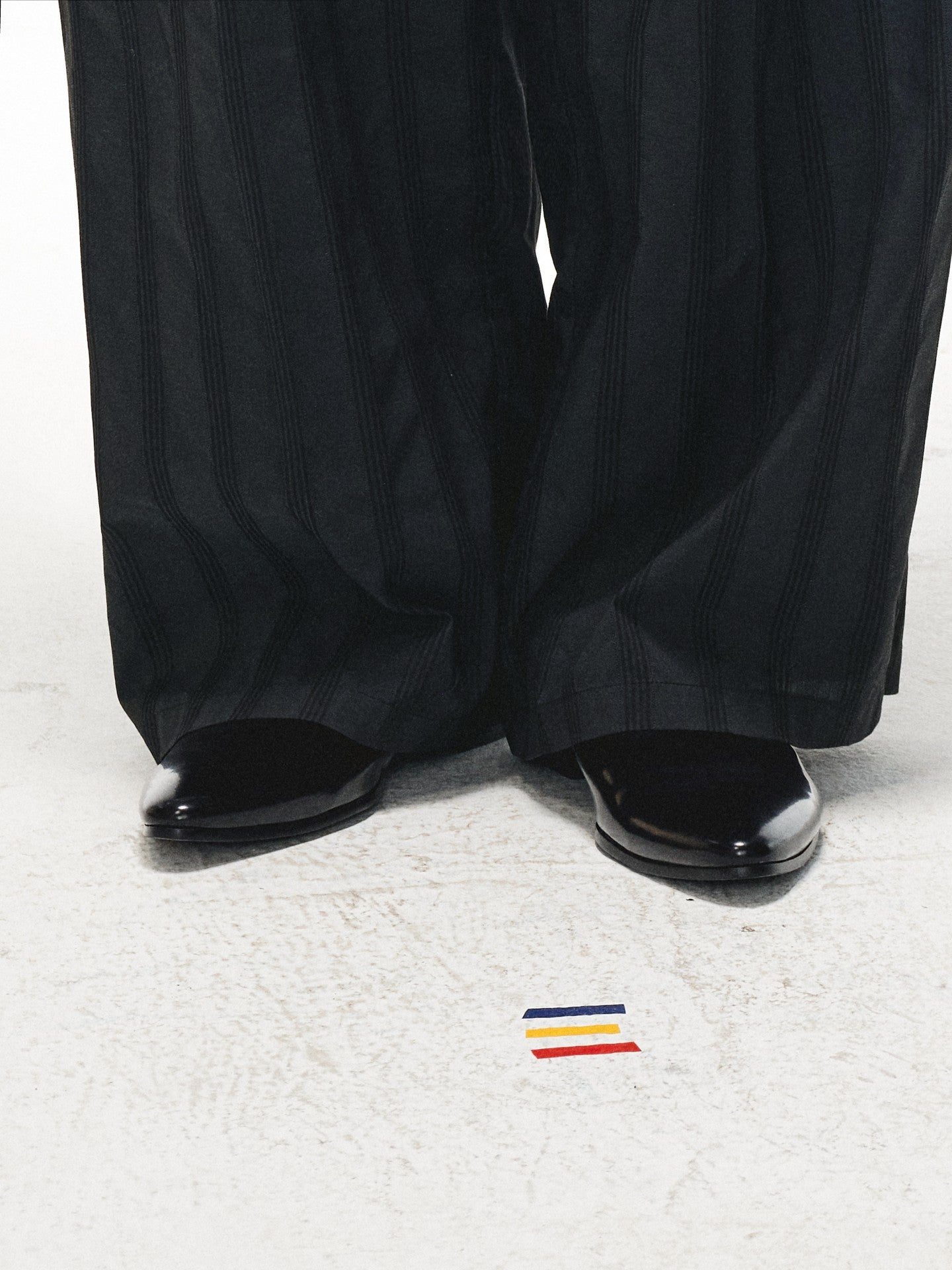 JCAESAR Split‑edge cowhide pointed‑toe black mirror mules