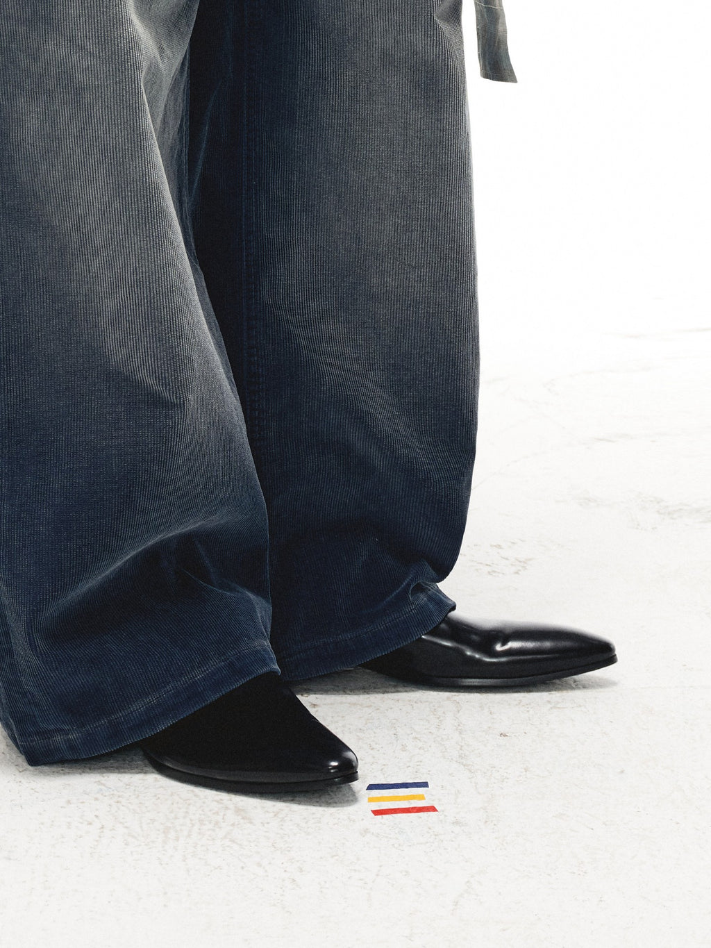 JCAESAR Split‑edge cowhide pointed‑toe black mirror mules