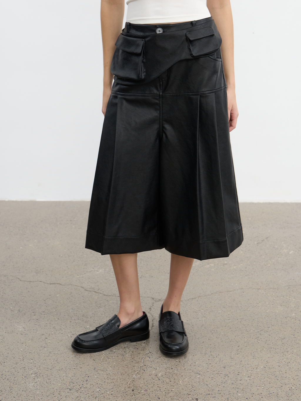 JCAESAR WOMEN Saddle‑pleated body‑hugging leather pants