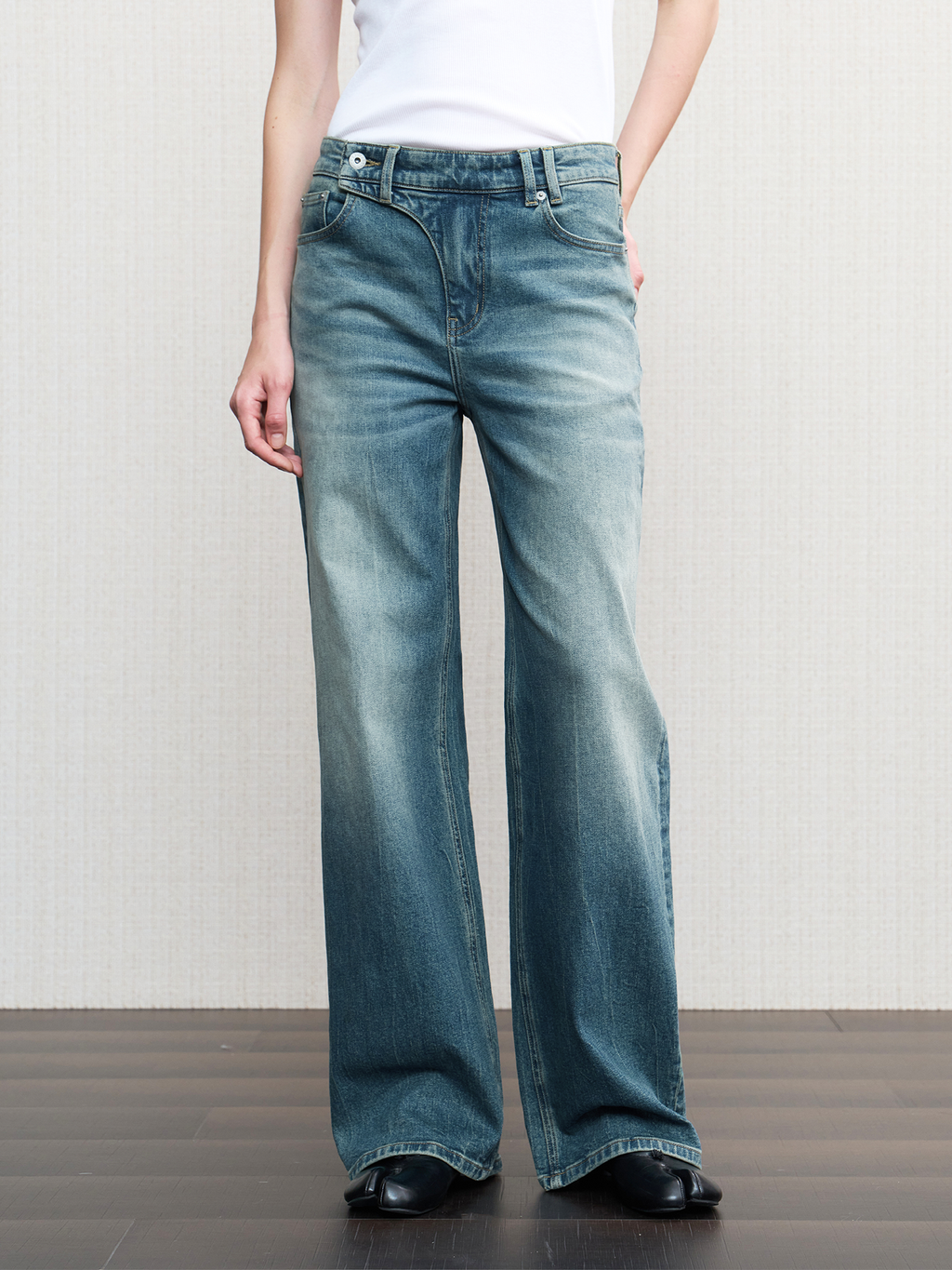 JCAESAR WOMEN Washed Straight-Leg Jeans with Asymmetric Fly