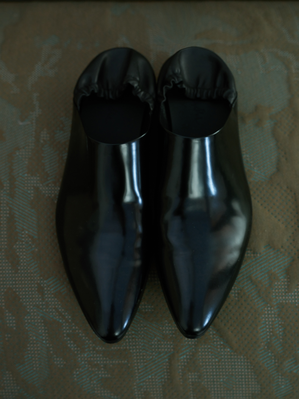 JCAESAR Split‑edge cowhide pointed‑toe black mirror mules
