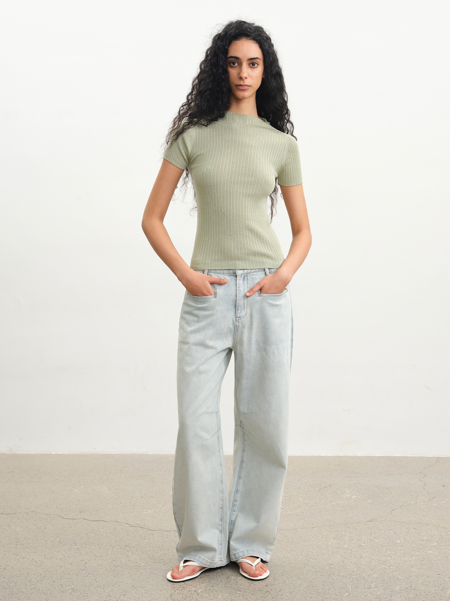 JCAESAR WOMEN Light Blue Banana‑Cut Jeans - jcaesarclo