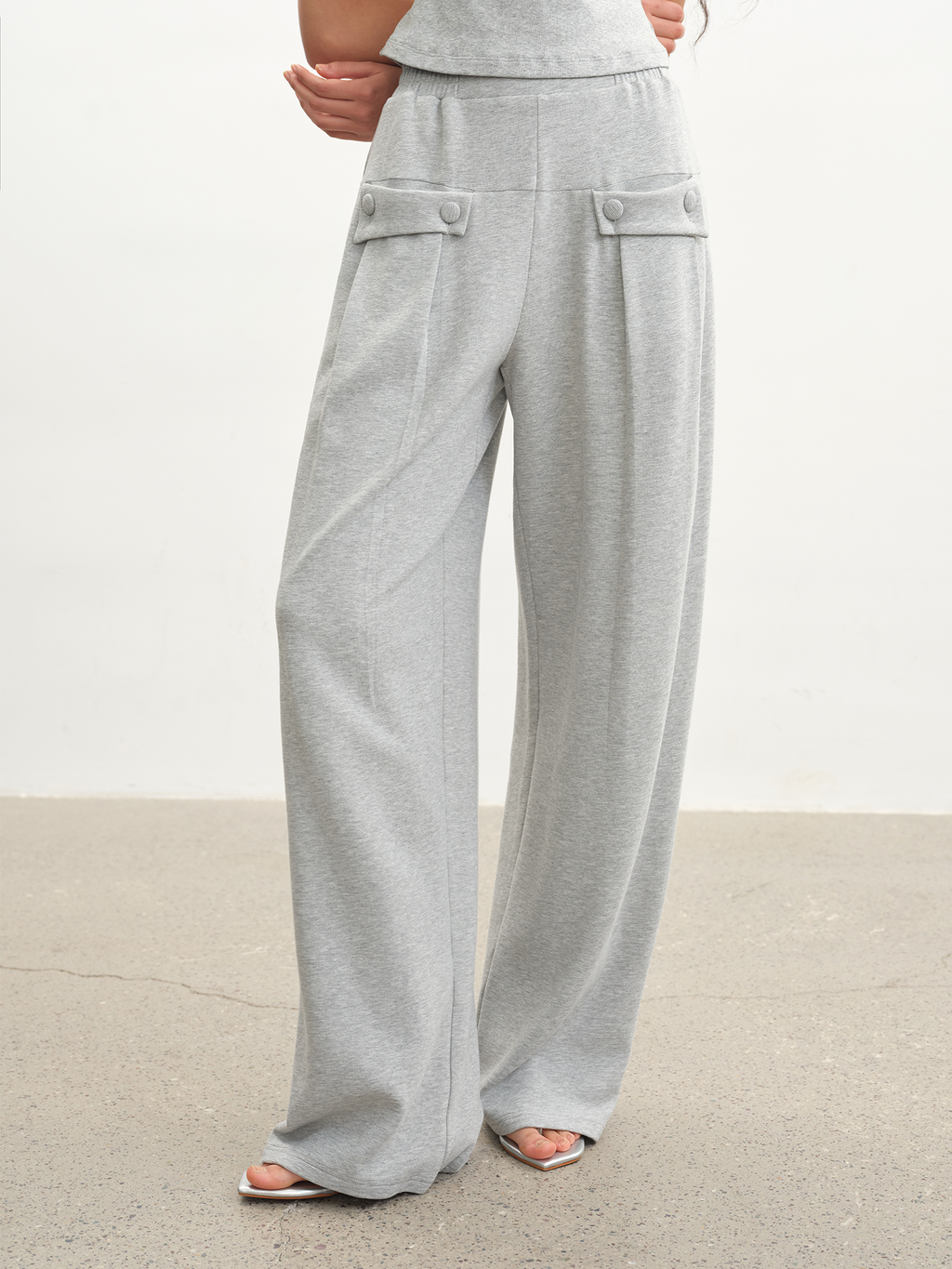 JCAESAR WOMEN Pleated Sweatpants with Front Pockets - jcaesarclo
