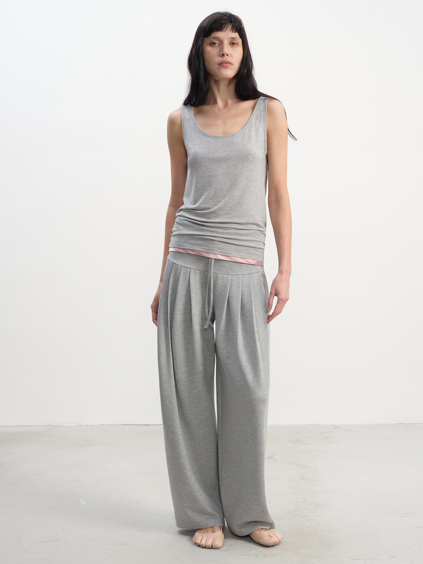 JCAESAR WOMEN Pleated Hip‑Hugging Sweatpants - jcaesarclo