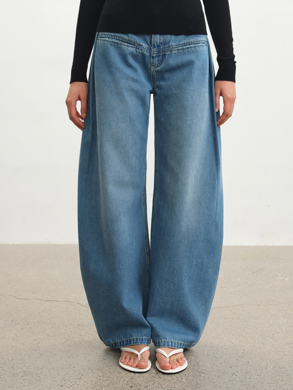 JCAESAR WOMEN Washed Blue Pleated Banana‑Cut Jeans - jcaesarclo
