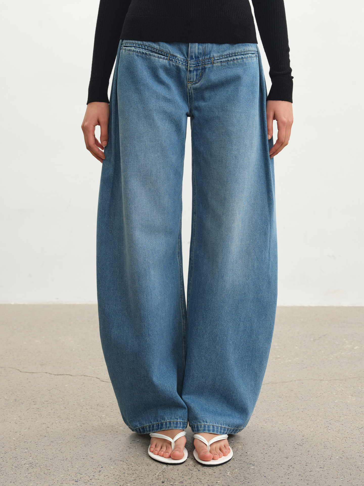 JCAESAR WOMEN Washed Blue Pleated Banana‑Cut Jeans - jcaesarclo