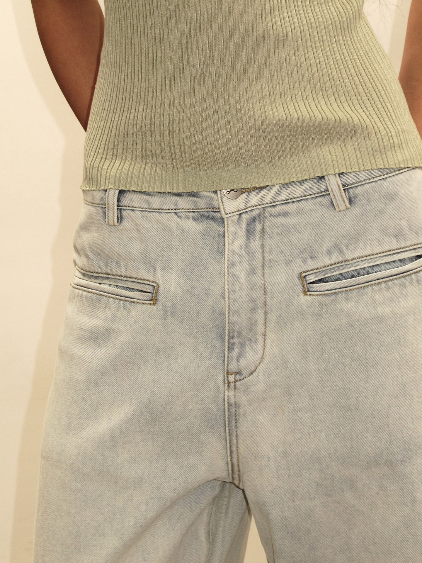 JCAESAR WOMEN Light Blue Banana‑Cut Jeans - jcaesarclo