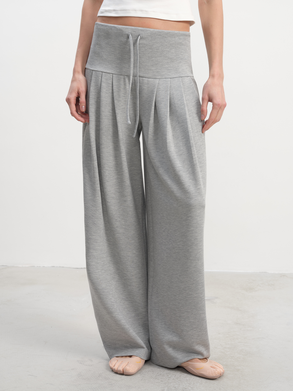 JCAESAR WOMEN Pleated Hip‑Hugging Sweatpants - jcaesarclo