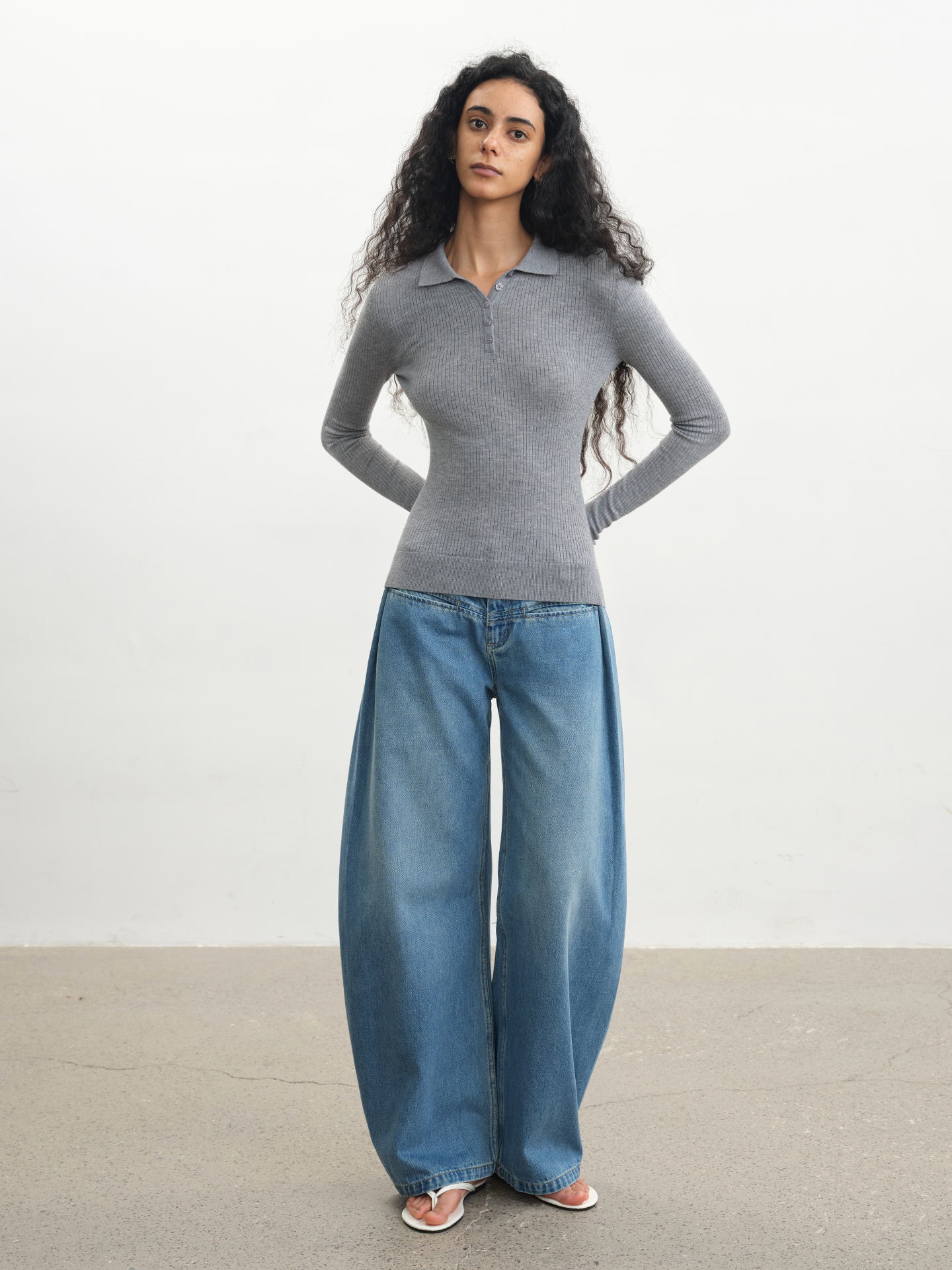 JCAESAR WOMEN Washed Blue Pleated Banana‑Cut Jeans - jcaesarclo