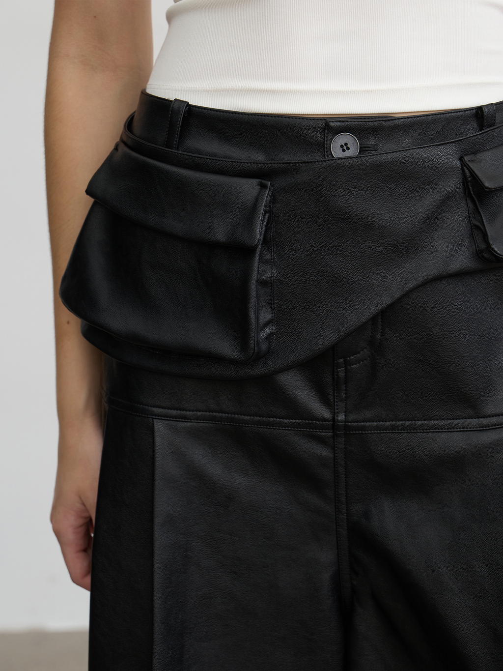 JCAESAR WOMEN Saddle‑pleated body‑hugging leather pants