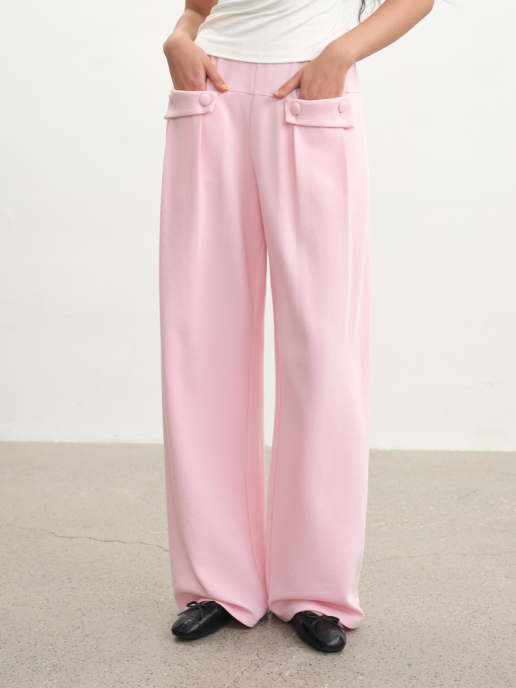 JCAESAR WOMEN Pleated Sweatpants with Front Pockets - jcaesarclo