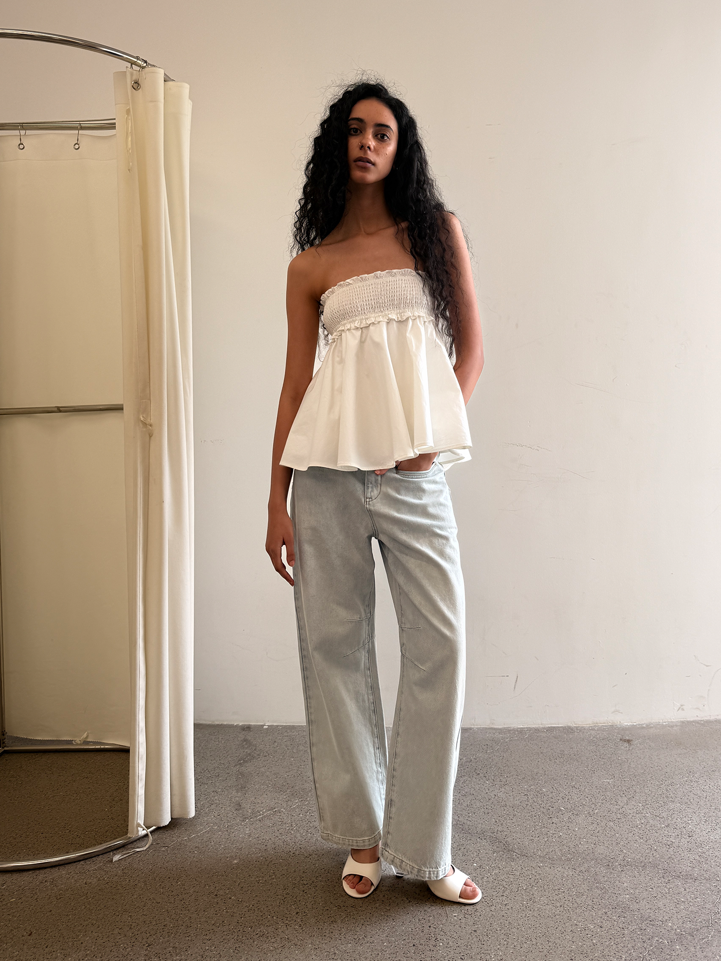 JCAESAR WOMEN Light Blue Banana‑Cut Jeans - jcaesarclo