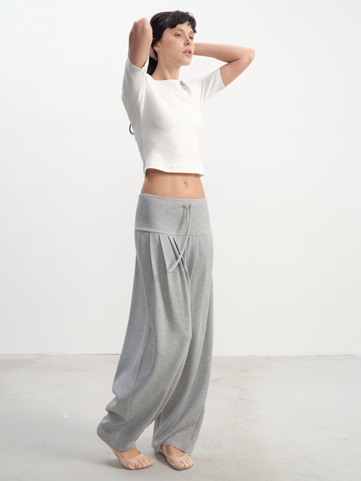 JCAESAR WOMEN Pleated Hip‑Hugging Sweatpants - jcaesarclo