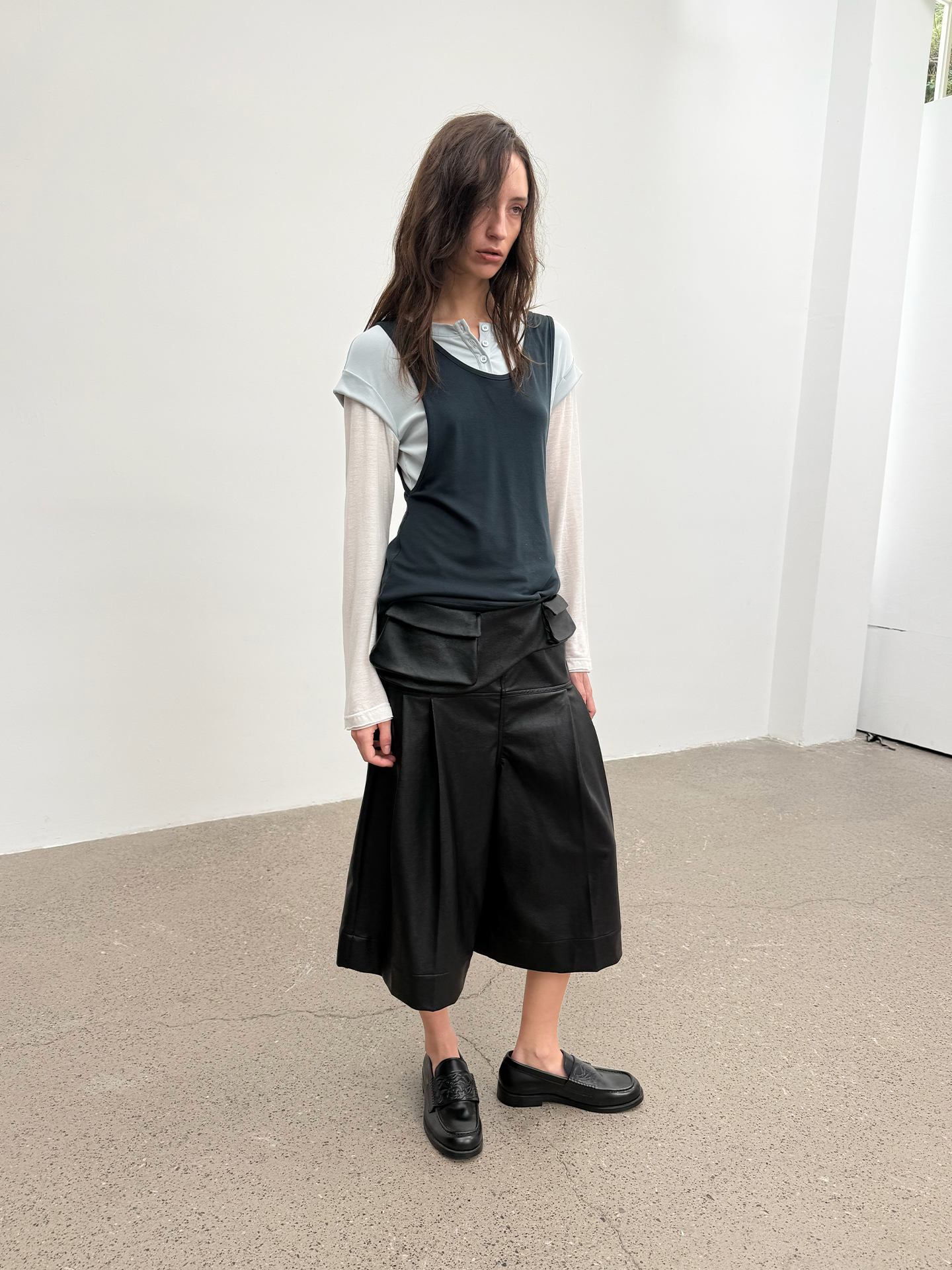 JCAESAR WOMEN Saddle‑pleated body‑hugging leather pants