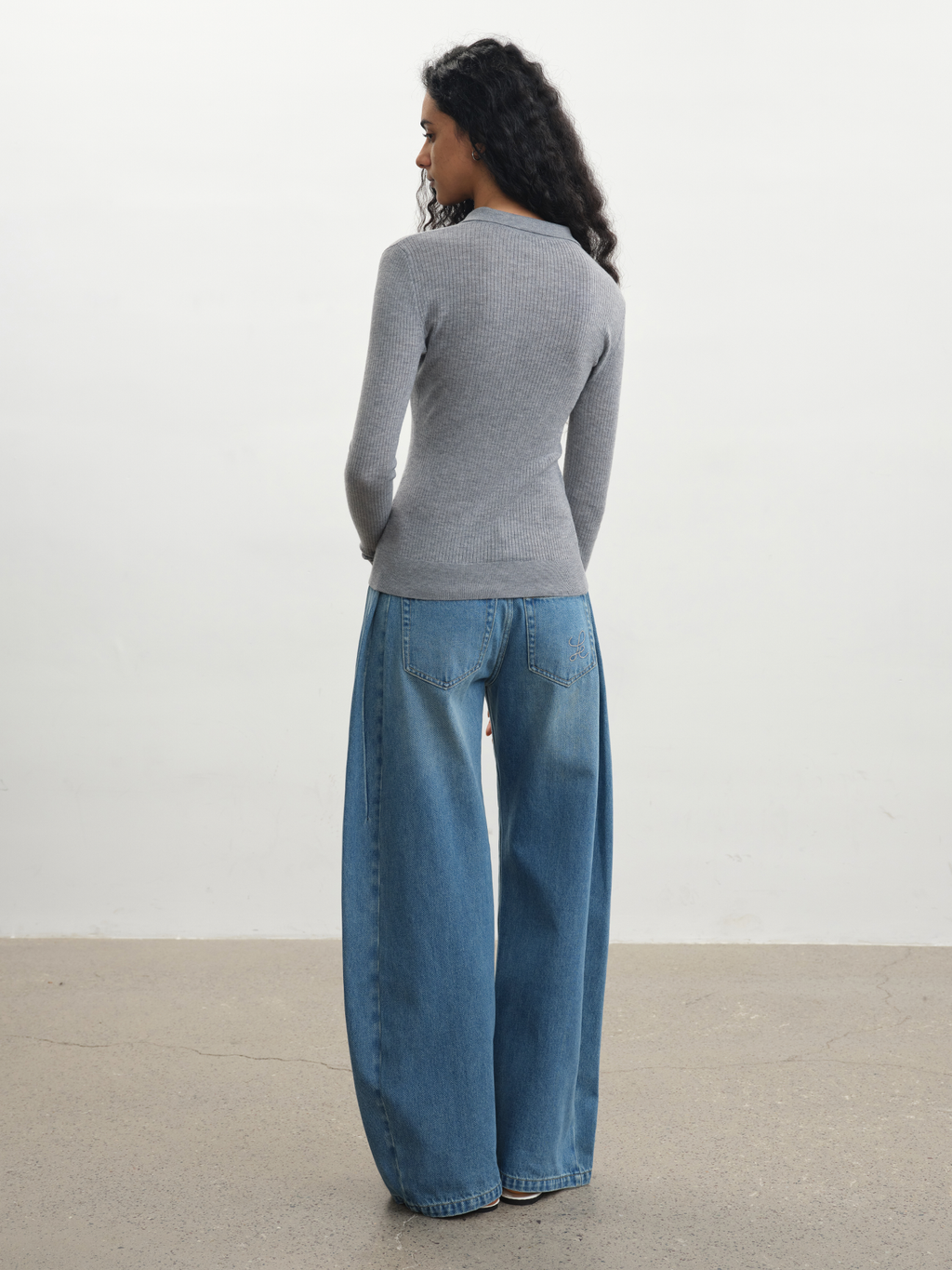 JCAESAR WOMEN Washed Blue Pleated Banana‑Cut Jeans - jcaesarclo