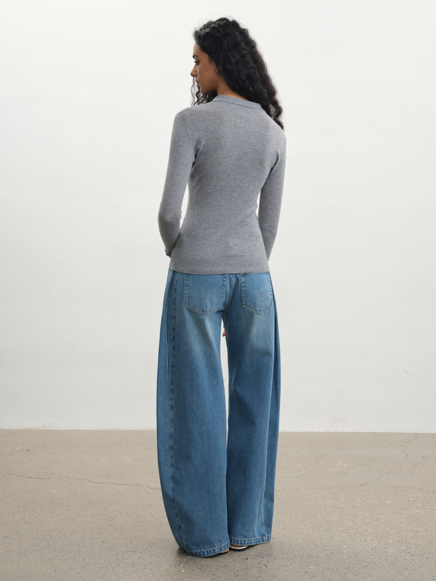 JCAESAR WOMEN Washed Blue Pleated Banana‑Cut Jeans - jcaesarclo