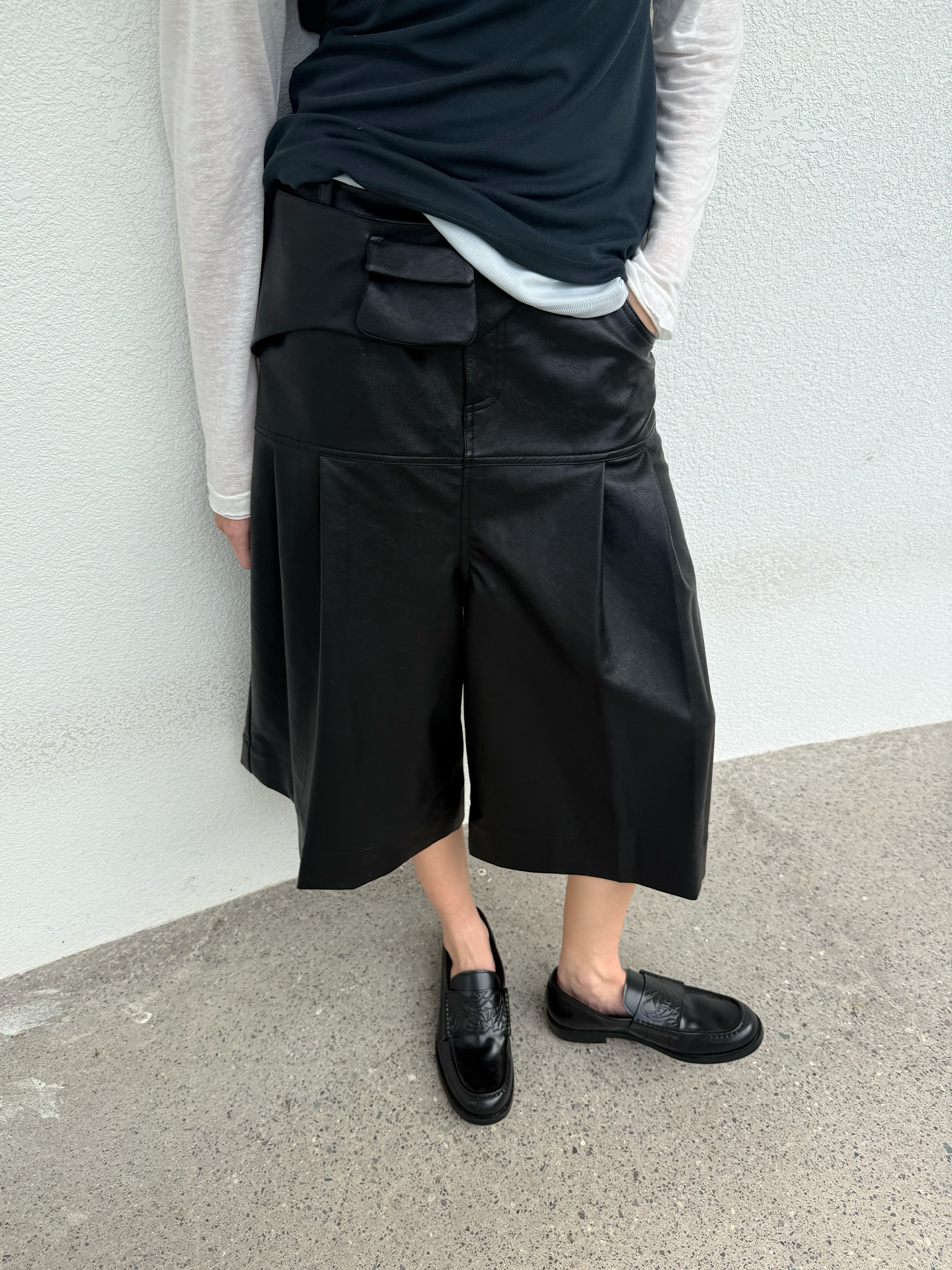 JCAESAR WOMEN Saddle‑pleated body‑hugging leather pants