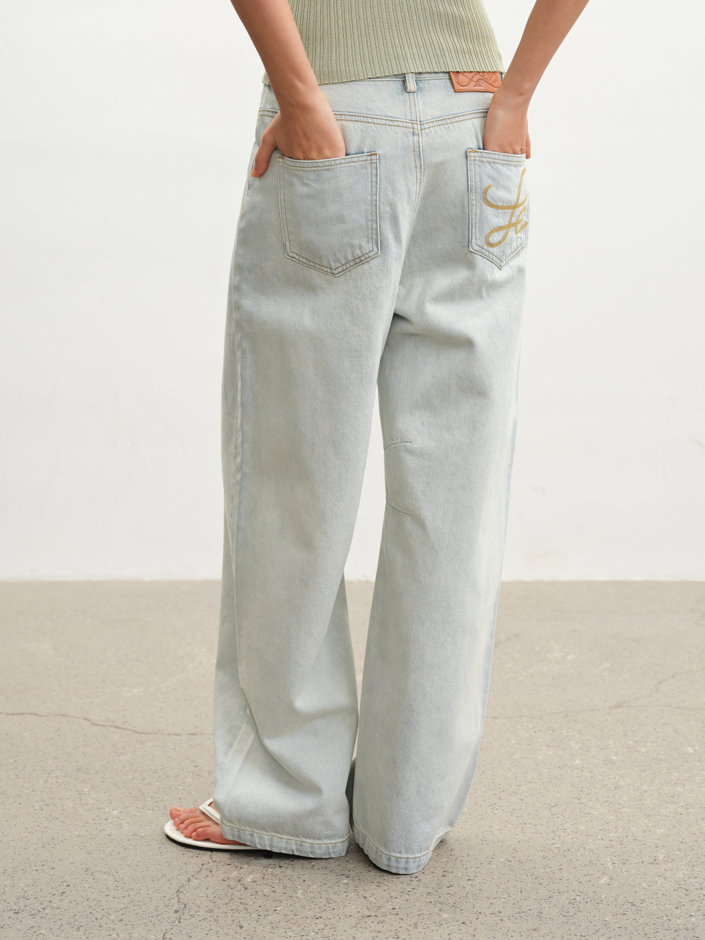 JCAESAR WOMEN Light Blue Banana‑Cut Jeans - jcaesarclo